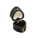 Coffret à bague simple en forme de cœur recouvert de papier similicuir